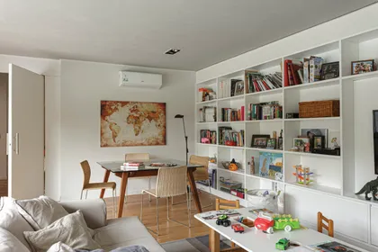 Sala de estar moderna con estanterías empotradas y mapa mundial — proyecto Casa Bosque Chico, por Mazzinghi Sanchez, en Garin